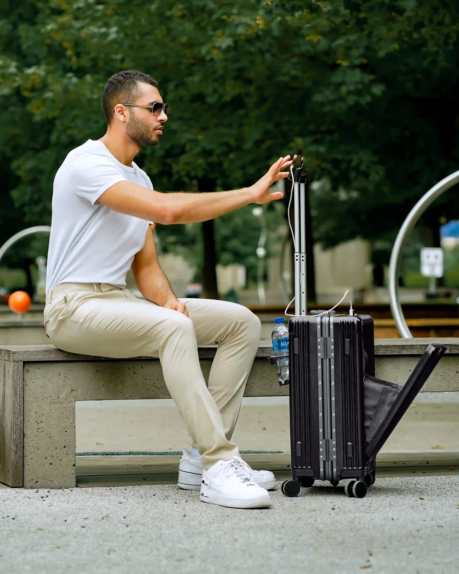 Reisender mit dem WAYRO ATLAS Carry-On am Boarding-Gate